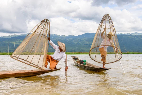 Inle Lake, Myanmar - 30 Ağustos 2016: Özel el yapımı ağı olan bir teknede tanımlanamayan Birmanyalı balıkçı. Bu Myanmar balıkçılık geleneksel yoludur