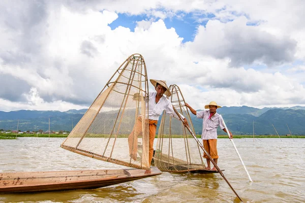 Inle Lake, Myanmar - 30 Ağustos 2016: Özel el yapımı ağı olan bir teknede tanımlanamayan Birmanyalı balıkçı. Bu Myanmar balıkçılık geleneksel yoludur