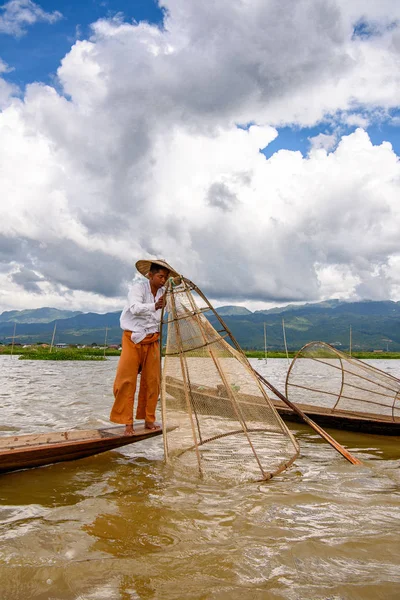 Inle Lake, Myanmar - 30 Ağustos 2016: Özel el yapımı ağı olan bir teknede tanımlanamayan Birmanyalı balıkçı. Bu Myanmar balıkçılık geleneksel yoludur