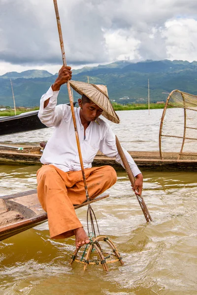 Inle Lake, Myanmar - 30 Ağustos 2016: Özel el yapımı ağı olan bir teknede tanımlanamayan Birmanyalı balıkçı. Bu Myanmar balıkçılık geleneksel yoludur