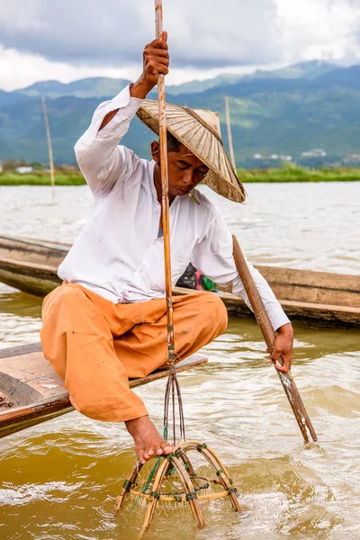 Inle Lake, Myanmar - 30 Ağustos 2016: Özel el yapımı ağı olan bir teknede tanımlanamayan Birmanyalı balıkçı. Bu Myanmar balıkçılık geleneksel yoludur