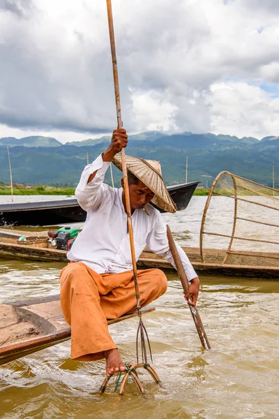 Inle Lake, Myanmar - 30 Ağustos 2016: Özel el yapımı ağı olan bir teknede tanımlanamayan Birmanyalı balıkçı. Bu Myanmar balıkçılık geleneksel yoludur