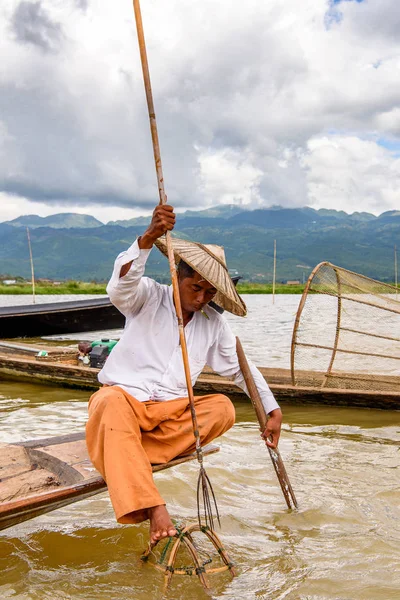 Inle Lake, Myanmar - 30 Ağustos 2016: Özel el yapımı ağı olan bir teknede tanımlanamayan Birmanyalı balıkçı. Bu Myanmar balıkçılık geleneksel yoludur