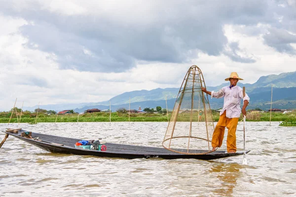 Inle Lake, Myanmar - 30 Ağustos 2016: Özel el yapımı ağı olan bir teknede tanımlanamayan Birmanyalı balıkçı. Bu Myanmar balıkçılık geleneksel yoludur
