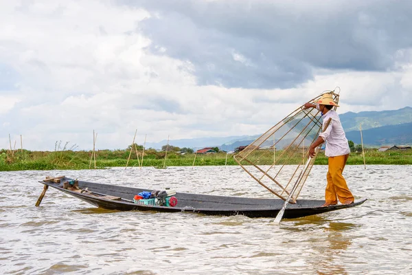 Inle Lake, Myanmar - 30 Ağustos 2016: Özel el yapımı ağı olan bir teknede tanımlanamayan Birmanyalı balıkçı. Bu Myanmar balıkçılık geleneksel yoludur