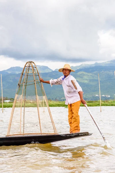 Inle Lake, Myanmar - 30 Ağustos 2016: Özel el yapımı ağı olan bir teknede tanımlanamayan Birmanyalı balıkçı. Bu Myanmar balıkçılık geleneksel yoludur