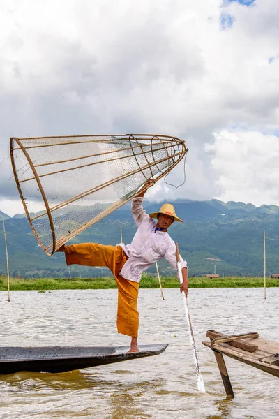 Inle Lake, Myanmar - 30 Ağustos 2016: Özel el yapımı ağı olan bir teknede tanımlanamayan Birmanyalı balıkçı. Bu Myanmar balıkçılık geleneksel yoludur