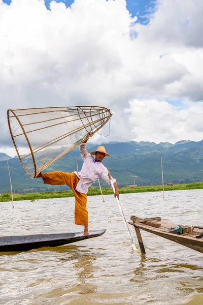 Inle Lake, Myanmar - 30 Ağustos 2016: Özel el yapımı ağı olan bir teknede tanımlanamayan Birmanyalı balıkçı. Bu Myanmar balıkçılık geleneksel yoludur