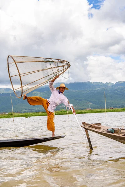 Inle Lake, Myanmar - 30 Ağustos 2016: Özel el yapımı ağı olan bir teknede tanımlanamayan Birmanyalı balıkçı. Bu Myanmar balıkçılık geleneksel yoludur