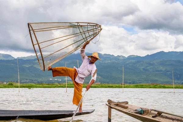 Inle Lake, Myanmar - 30 Ağustos 2016: Özel el yapımı ağı olan bir teknede tanımlanamayan Birmanyalı balıkçı. Bu Myanmar balıkçılık geleneksel yoludur