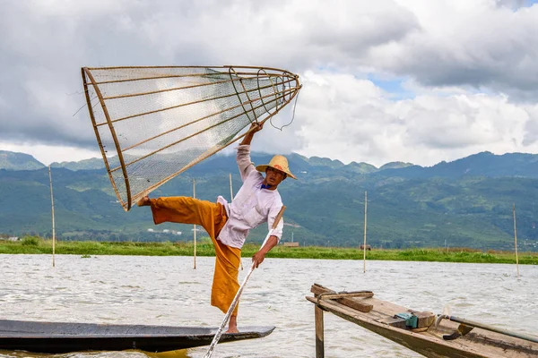 Inle Lake, Myanmar - 30 Ağustos 2016: Özel el yapımı ağı olan bir teknede tanımlanamayan Birmanyalı balıkçı. Bu Myanmar balıkçılık geleneksel yoludur