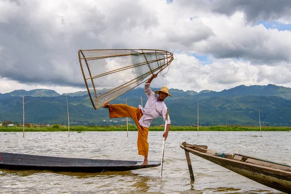 Inle Lake, Myanmar - 30 Ağustos 2016: Özel el yapımı ağı olan bir teknede tanımlanamayan Birmanyalı balıkçı. Bu Myanmar balıkçılık geleneksel yoludur