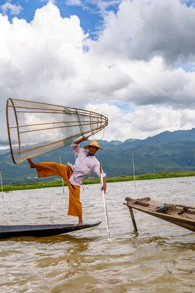 Inle Lake, Myanmar - 30 Ağustos 2016: Özel el yapımı ağı olan bir teknede tanımlanamayan Birmanyalı balıkçı. Bu Myanmar balıkçılık geleneksel yoludur