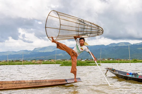Inle Lake, Myanmar - 30 Ağustos 2016: Özel el yapımı ağı olan bir teknede tanımlanamayan Birmanyalı balıkçı. Bu Myanmar balıkçılık geleneksel yoludur