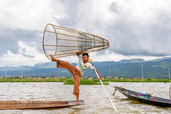Inle Lake, Myanmar - 30 Ağustos 2016: Özel el yapımı ağı olan bir teknede tanımlanamayan Birmanyalı balıkçı. Bu Myanmar balıkçılık geleneksel yoludur