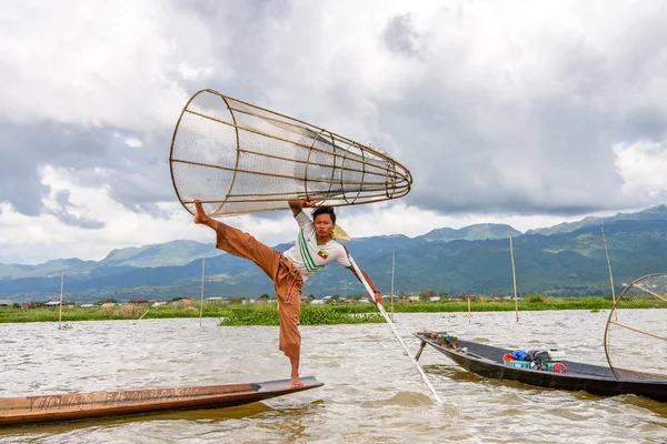 Inle Lake, Myanmar - 30 Ağustos 2016: Özel el yapımı ağı olan bir teknede tanımlanamayan Birmanyalı balıkçı. Bu Myanmar balıkçılık geleneksel yoludur