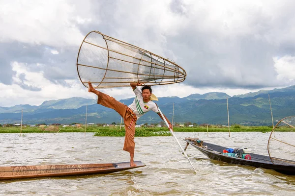 Inle Lake, Myanmar - 30 Ağustos 2016: Özel el yapımı ağı olan bir teknede tanımlanamayan Birmanyalı balıkçı. Bu Myanmar balıkçılık geleneksel yoludur
