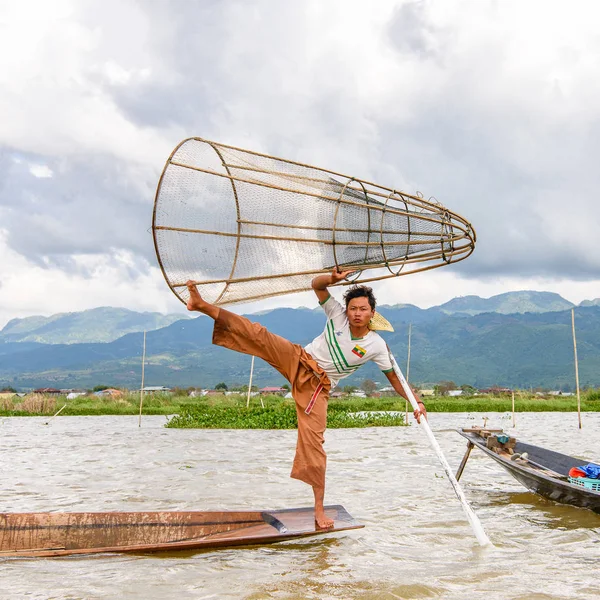 Inle Lake, Myanmar - 30 Ağustos 2016: Özel el yapımı ağı olan bir teknede tanımlanamayan Birmanyalı balıkçı. Bu Myanmar balıkçılık geleneksel yoludur