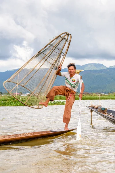 Inle Lake, Myanmar - 30 Ağustos 2016: Özel el yapımı ağı olan bir teknede tanımlanamayan Birmanyalı balıkçı. Bu Myanmar balıkçılık geleneksel yoludur