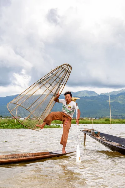 Inle Lake, Myanmar - 30 Ağustos 2016: Özel el yapımı ağı olan bir teknede tanımlanamayan Birmanyalı balıkçı. Bu Myanmar balıkçılık geleneksel yoludur