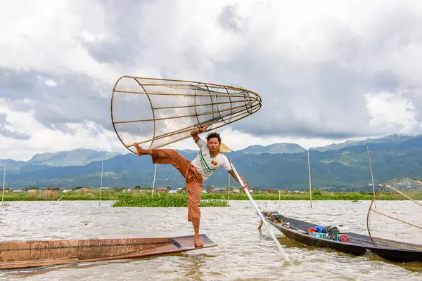 Inle Lake, Myanmar - 30 Ağustos 2016: Özel el yapımı ağı olan bir teknede tanımlanamayan Birmanyalı balıkçı. Bu Myanmar balıkçılık geleneksel yoludur