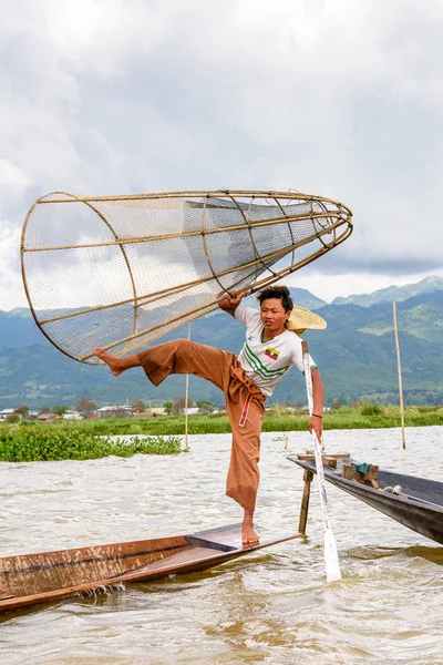 Inle Lake, Myanmar - 30 Ağustos 2016: Özel el yapımı ağı olan bir teknede tanımlanamayan Birmanyalı balıkçı. Bu Myanmar balıkçılık geleneksel yoludur