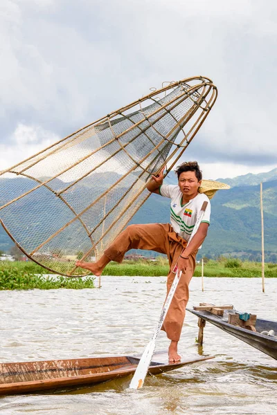 Inle Lake, Myanmar - 30 Ağustos 2016: Özel el yapımı ağı olan bir teknede tanımlanamayan Birmanyalı balıkçı. Bu Myanmar balıkçılık geleneksel yoludur