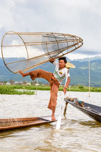 Inle Lake, Myanmar - 30 Ağustos 2016: Özel el yapımı ağı olan bir teknede tanımlanamayan Birmanyalı balıkçı. Bu Myanmar balıkçılık geleneksel yoludur