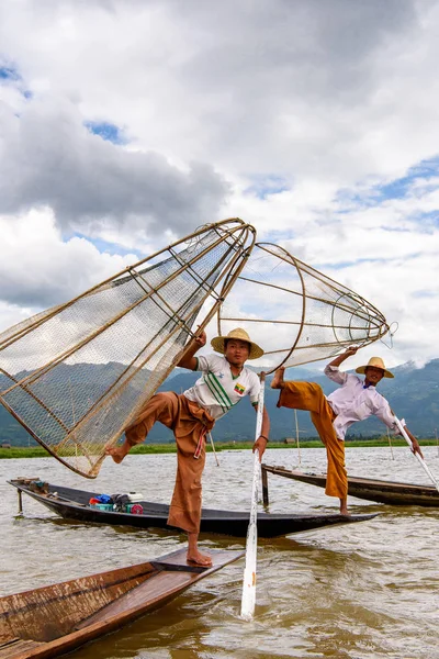 Inle Lake, Myanmar - 30 Ağustos 2016: Özel el yapımı ağı olan bir teknede tanımlanamayan Birmanyalı balıkçı. Bu Myanmar balıkçılık geleneksel yoludur