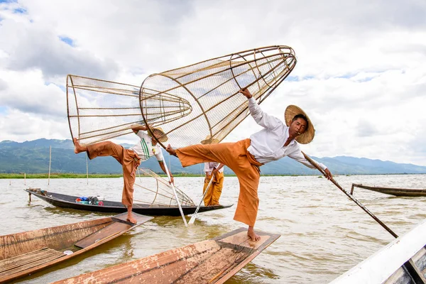 Inle Lake, Myanmar - 30 Ağustos 2016: Özel el yapımı ağı olan bir teknede tanımlanamayan Birmanyalı balıkçı. Bu Myanmar balıkçılık geleneksel yoludur