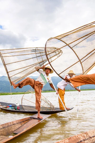 Inle Lake, Myanmar - 30 Ağustos 2016: Özel el yapımı ağı olan bir teknede tanımlanamayan Birmanyalı balıkçı. Bu Myanmar balıkçılık geleneksel yoludur