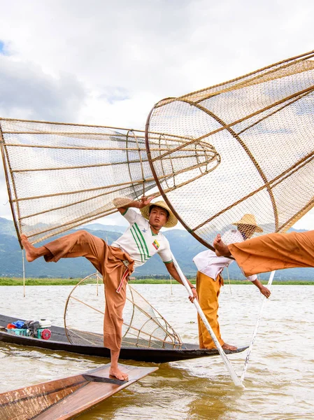 Inle Lake, Myanmar - 30 Ağustos 2016: Özel el yapımı ağı olan bir teknede tanımlanamayan Birmanyalı balıkçı. Bu Myanmar balıkçılık geleneksel yoludur