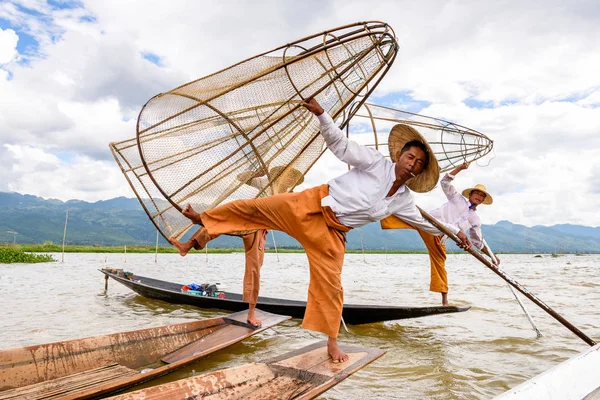 Inle Lake, Myanmar - 30 Ağustos 2016: Özel el yapımı ağı olan bir teknede tanımlanamayan Birmanyalı balıkçı. Bu Myanmar balıkçılık geleneksel yoludur