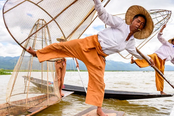 Inle Lake, Myanmar - 30 Ağustos 2016: Özel el yapımı ağı olan bir teknede tanımlanamayan Birmanyalı balıkçı. Bu Myanmar balıkçılık geleneksel yoludur