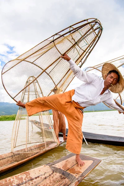 Inle Lake, Myanmar - 30 Ağustos 2016: Özel el yapımı ağı olan bir teknede tanımlanamayan Birmanyalı balıkçı. Bu Myanmar balıkçılık geleneksel yoludur