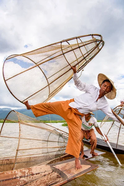 Inle Lake, Myanmar - 30 Ağustos 2016: Özel el yapımı ağı olan bir teknede tanımlanamayan Birmanyalı balıkçı. Bu Myanmar balıkçılık geleneksel yoludur