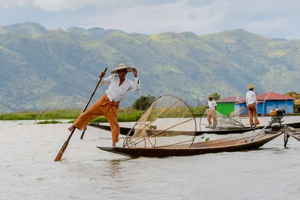 Inle Lake, Myanmar - 30 Ağustos 2016: Özel el yapımı ağı olan bir teknede tanımlanamayan Birmanyalı balıkçı. Bu Myanmar balıkçılık geleneksel yoludur
