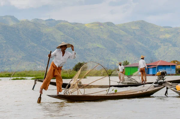Inle Lake, Myanmar - 30 Ağustos 2016: Özel el yapımı ağı olan bir teknede tanımlanamayan Birmanyalı balıkçı. Bu Myanmar balıkçılık geleneksel yoludur