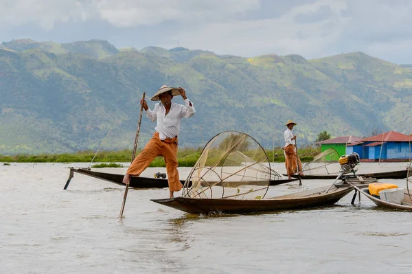 Inle Lake, Myanmar - 30 Ağustos 2016: Özel el yapımı ağı olan bir teknede tanımlanamayan Birmanyalı balıkçı. Bu Myanmar balıkçılık geleneksel yoludur