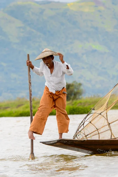 Inle Lake, Myanmar - 30 Ağustos 2016: Özel el yapımı ağı olan bir teknede tanımlanamayan Birmanyalı yerel balıkçı. Bu Myanmar balıkçılık geleneksel yoludur