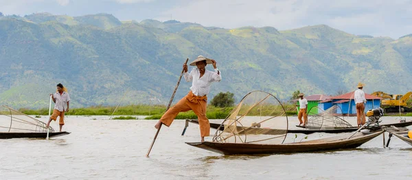 Inle Lake, Myanmar - 30 Ağustos 2016: Özel el yapımı ağı olan bir teknede tanımlanamayan Birmanyalı balıkçı. Bu Myanmar balıkçılık geleneksel yoludur