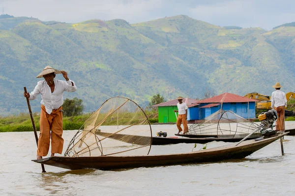 Inle Lake, Myanmar - 30 Ağustos 2016: Özel el yapımı ağı olan bir teknede tanımlanamayan Birmanyalı yerel balıkçı. Bu Myanmar balıkçılık geleneksel yoludur