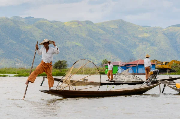 Inle Lake, Myanmar - 30 Ağustos 2016: Özel el yapımı ağı olan bir teknede tanımlanamayan Birmanyalı yerel balıkçı. Bu Myanmar balıkçılık geleneksel yoludur