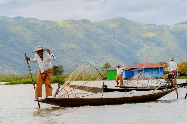 Inle Lake, Myanmar - 30 Ağustos 2016: Özel el yapımı ağı olan bir teknede tanımlanamayan Birmanyalı yerel balıkçı. Bu Myanmar balıkçılık geleneksel yoludur