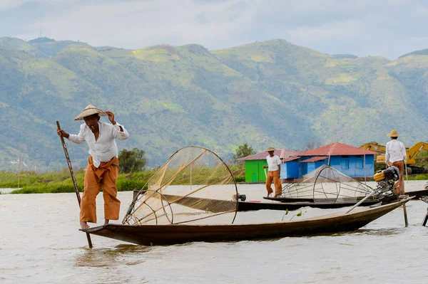 Lago Inle Myanmar Agosto 2016 Pescatore Birmano Non Identificato Una — Foto Stock