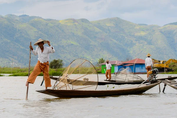 Inle Lake, Myanmar - 30 Ağustos 2016: Özel el yapımı ağı olan bir teknede tanımlanamayan Birmanyalı yerel balıkçı. Bu Myanmar balıkçılık geleneksel yoludur
