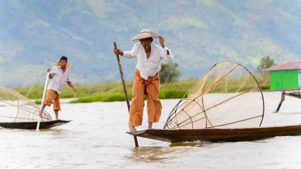 Inle Lake, Myanmar - 30 Ağustos 2016: Özel el yapımı ağı olan bir teknede tanımlanamayan Birmanyalı yerel balıkçı. Bu Myanmar balıkçılık geleneksel yoludur