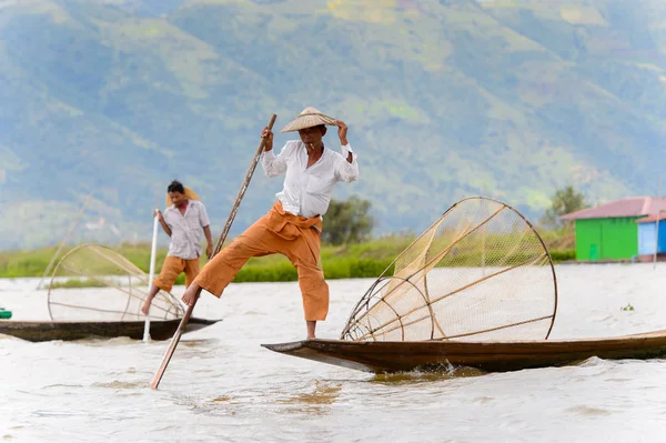 Inle Lake, Myanmar - 30 Ağustos 2016: Özel el yapımı ağı olan bir teknede tanımlanamayan Birmanyalı yerel balıkçı. Bu Myanmar balıkçılık geleneksel yoludur