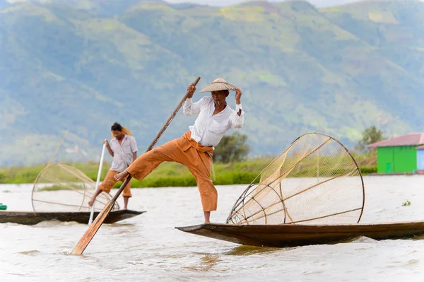Inle Lake, Myanmar - 30 Ağustos 2016: Özel el yapımı ağı olan bir teknede tanımlanamayan Birmanyalı yerel balıkçı. Bu Myanmar balıkçılık geleneksel yoludur