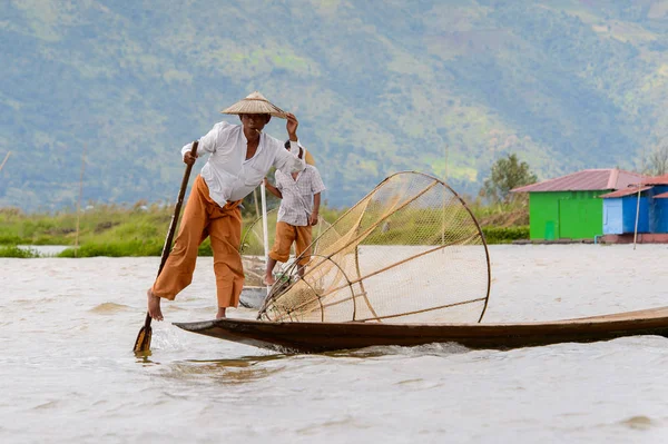 Inle Lake, Myanmar - 30 Ağustos 2016: Özel el yapımı ağı olan bir teknede tanımlanamayan Birmanyalı yerel balıkçı. Bu Myanmar balıkçılık geleneksel yoludur